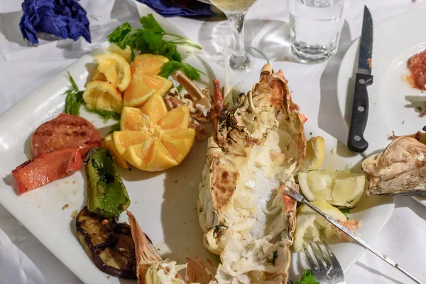 Lezzetli ıstakoz ve yakındaki bir garnitür sebze yemiş