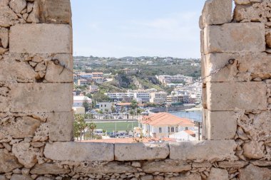 Pencereden Yunan şehir için en baştan görüntüleyin