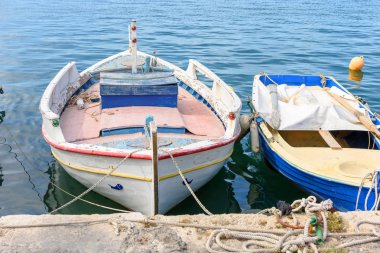 İskeleye demirlemiş beyaz güzel tekne