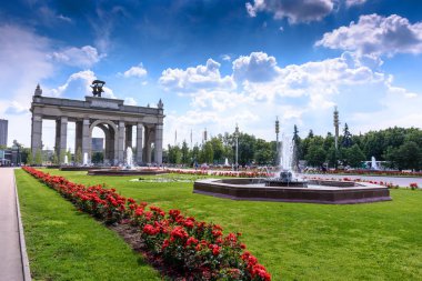 Moskova, Rusya - 15 Mayıs 2016: Çiçek ve Binalar ile güzel peyzaj park Fuar