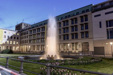 Çim çiçeği Lale üzerinde güzel bir binanın önünde büyük çeşme