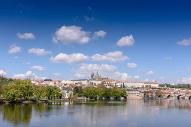 Nehrin karşısındaki tarihi kentin güzel manzara