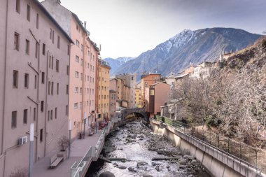 Eski şehrin içinden bir dağlık hızlı nehir akar