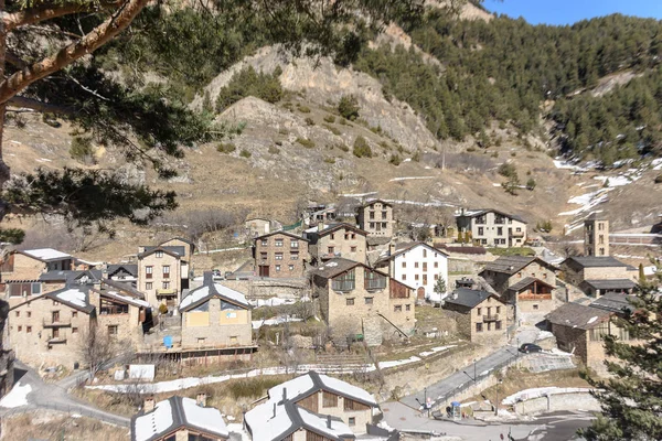 Un bellissimo villaggio di montagna, le case sono costruite in pietra naturale di montagna — Foto Stock