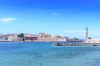 Güzel görünümüne bağlantı noktası beyaz deniz feneri shore üzerinden
