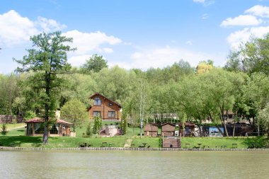 Güzel bir manzara ve bir göl ülke park