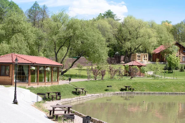 Landschaftspark mit schöner Landschaft und See — Stockfoto