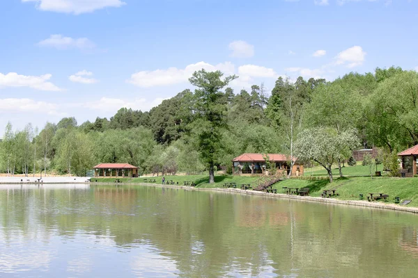 Parque rural con un hermoso paisaje y un lago — Foto de Stock
