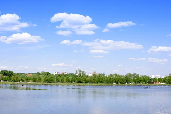 Parque rural con un hermoso paisaje y un lago — Foto de Stock