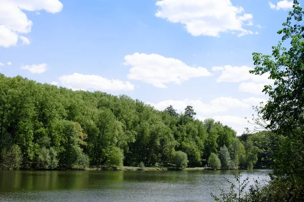 Parque rural con un hermoso paisaje y un lago — Foto de Stock