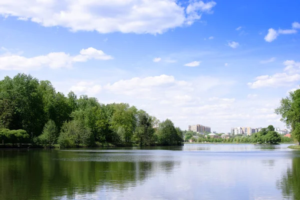 Parque rural con un hermoso paisaje y un lago — Foto de Stock