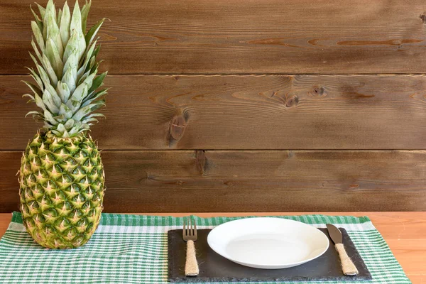 Anans maduros em uma mesa de madeira e textura de fundo com espaço livre para escrever — Fotografia de Stock