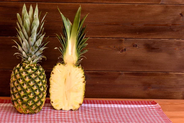 Olgun anans yazmak için boş alan ile ahşap bir masa ve arka plan doku