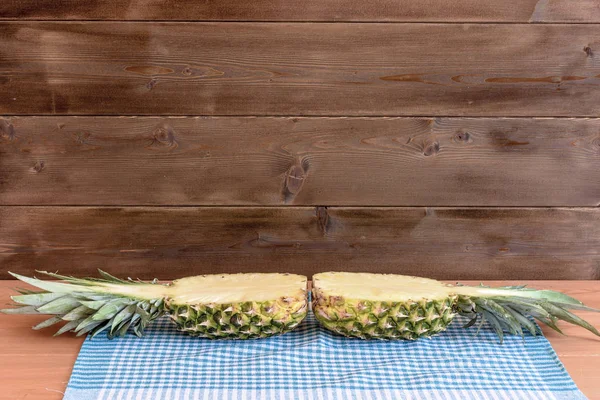 Anans maduros em uma mesa de madeira e textura de fundo com espaço livre para escrever — Fotografia de Stock