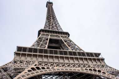 Güzel metal Eyfel Kulesi Paris ana çekim olduğunu
