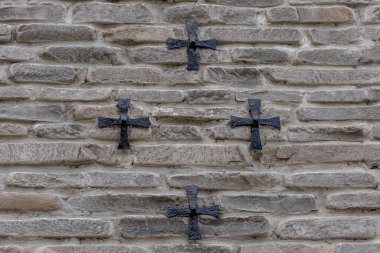 Demir Haç taştan bir duvar üzerinde arka plan asılı