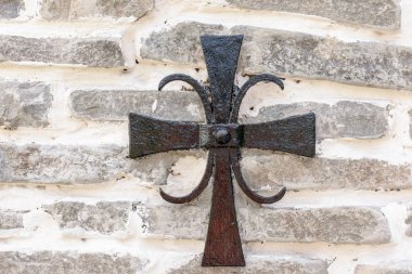 Demir Haç taştan bir duvar üzerinde arka plan asılı