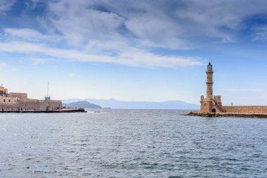 Güzel görünümüne bağlantı noktası beyaz deniz feneri shore üzerinden