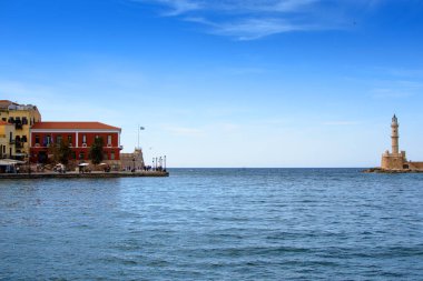 Güzel görünümüne bağlantı noktası beyaz deniz feneri shore üzerinden