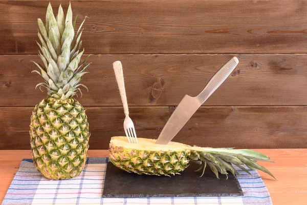 Anans maduros em uma mesa de madeira e textura de fundo com espaço livre para escrever — Fotografia de Stock