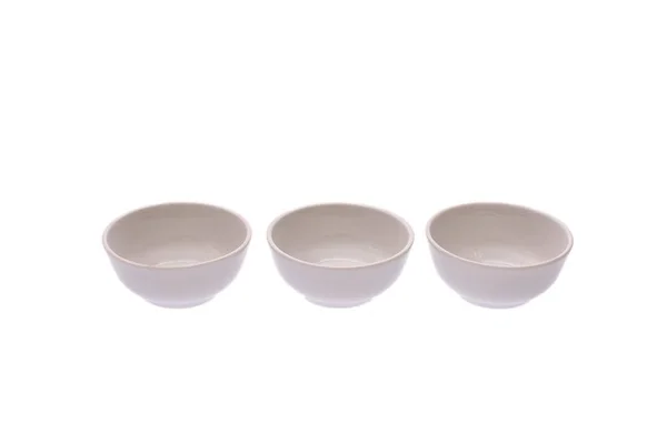 Três copos de porcelana branca isolado no fundo branco — Fotografia de Stock