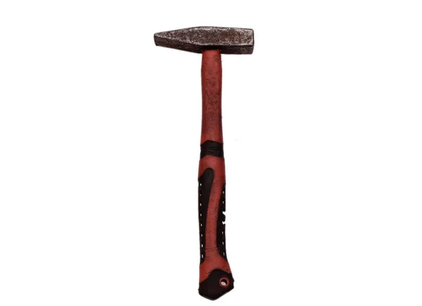 Eski paslı çekiç beyaz arka planda izole edilmiş.