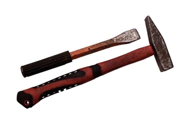 Eski paslı çekiç ve keski beyaz arka plan üzerinde izole