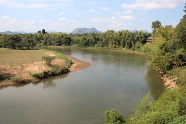 Nehrin karşı dağlık bir yeşil alan zemin bir dönüş