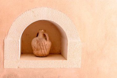 Eski güzel kil sürahisi ile güzel bir manzara