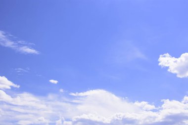 Arka plan beyaz bulutlar mavi parlak gökyüzü