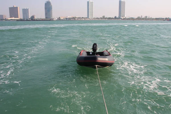 Bir tekne karşı güzel bir şehir zemin siyah Motorlu tekne okyanusa bağlı