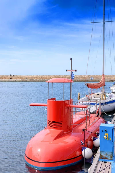 Submarino vermelho está no cais do Mar Mediterrâneo — Fotografia de Stock