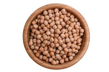 Nohut kesilmiş izole beyaz zemin üzerinde bir ahşap plaka