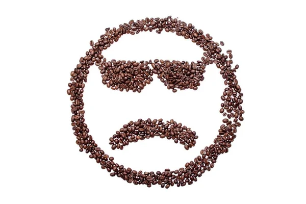 kahve çekirdekleri, beyaz arka plan üzerinde izole dan gözlüklü üzgün smiley