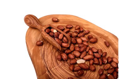 Beyaz arka plan üzerinde izole bir ahşap tahta üzerinde soyulmuş fıstık