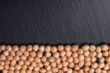 Nohut yalanlar üzerine siyah bir taş masa, metin, siyah arka plan için yer