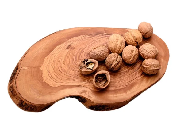 Nuez sobre tabla de madera aislada sobre fondo blanco — Foto de Stock