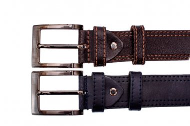 Birkaç şık erkek deri kemer gri kahverengi beyaz arka plan üzerinde izole