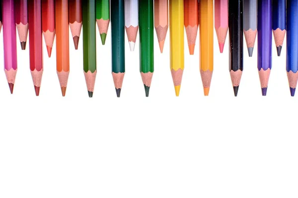 Многие цветные карандаши изолированы на белом фоне, место для текста — стоковое фото