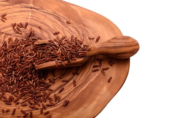 Серый рис на оливковой доске с деревянной сенсацией на белом фоне — стоковое фото