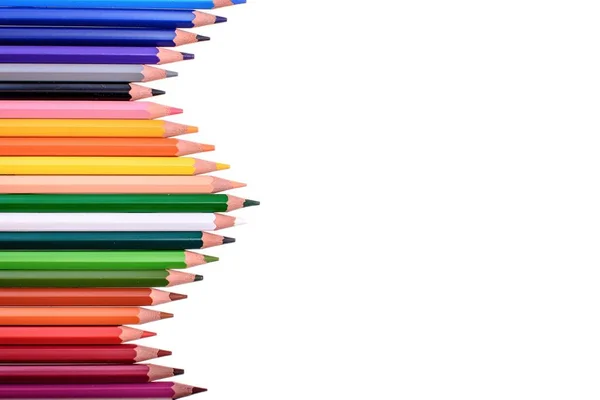 Beyaz arka plan, metin için yer üzerinde izole birçok renkli kalemler