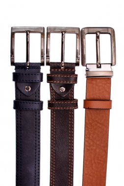 Birkaç şık erkek kemerleri üzerinde kırmızı gri kahverengi izole arka plan beyaz