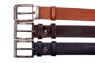 Birkaç şık erkek kemerleri üzerinde kırmızı gri kahverengi izole arka plan beyaz