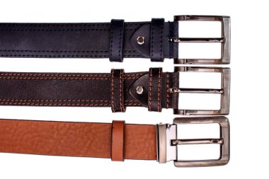 Birkaç şık erkek kemerleri üzerinde kırmızı gri kahverengi izole arka plan beyaz