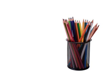 Beyaz arka plan, metin için yer üzerinde izole birçok renkli kalemler