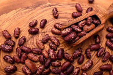 Fıstık fındık bir zeytin tahtada ve sonraki bir zeytin Kepçe