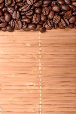 Kızarmış tahıl kahve, metin için yer kenarları etrafındaki arka plan bambu hasır serpilir