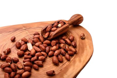 Beyaz arka plan üzerinde izole bir ahşap tahta üzerinde soyulmuş fıstık