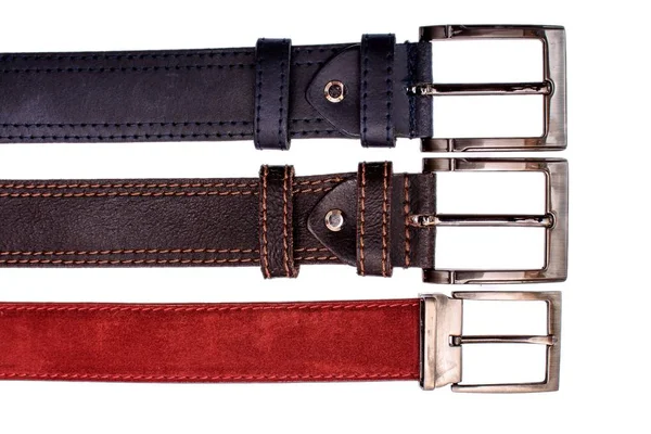 Varios cinturones masculinos de moda rojo gris marrón aislado sobre fondo blanco — Foto de Stock