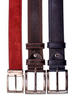 Birkaç şık erkek kemerleri üzerinde kırmızı gri kahverengi izole arka plan beyaz